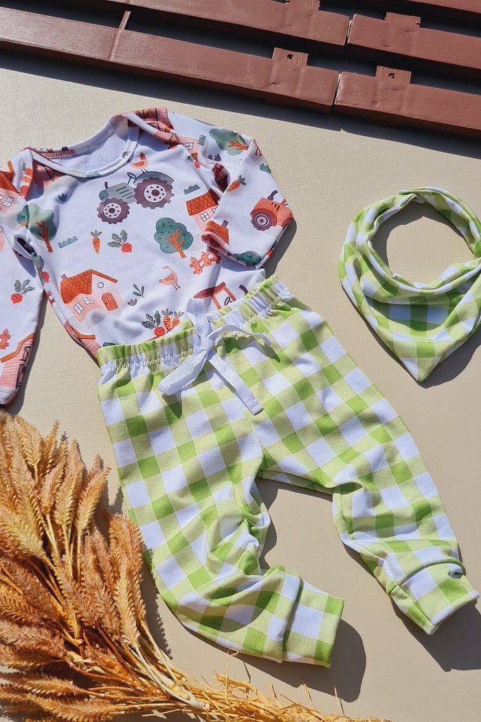 Calça Xadrez Verde + Body/ Camiseta + Bandana  estampada