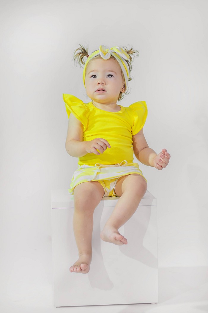 Body Frufru MC Amarelo + Short Saia + Laço