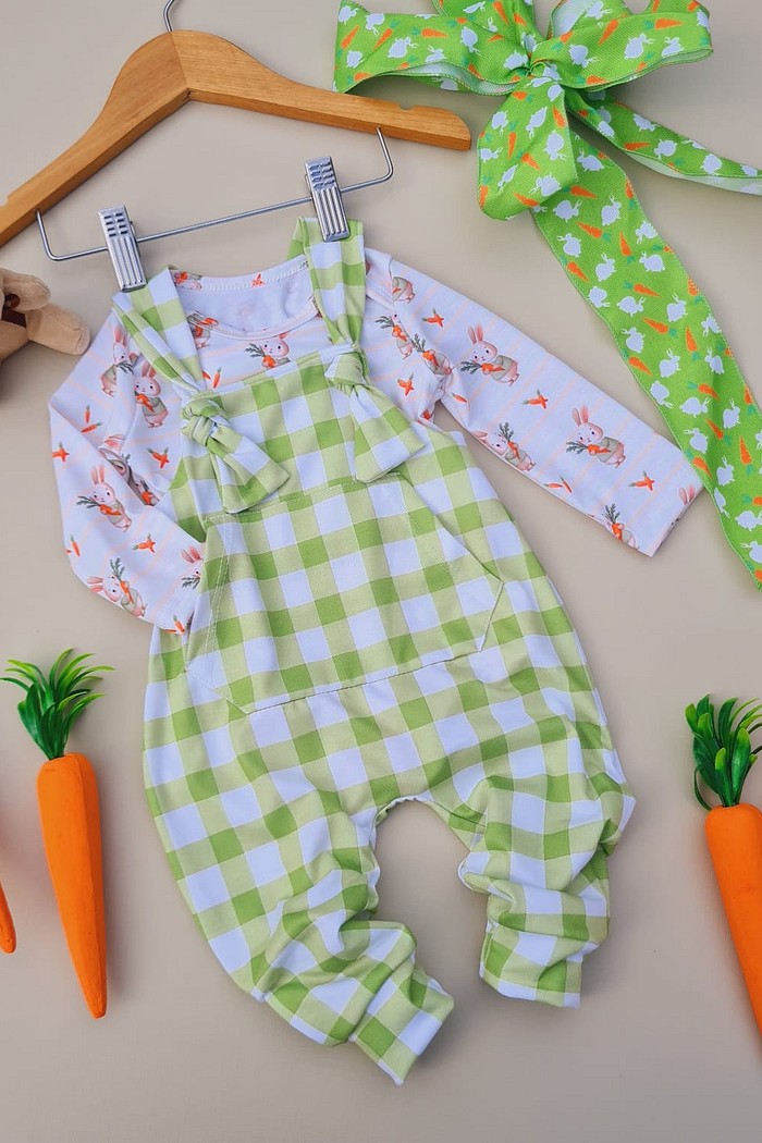 Jardineira Xadrez Verde + Camiseta Estampada