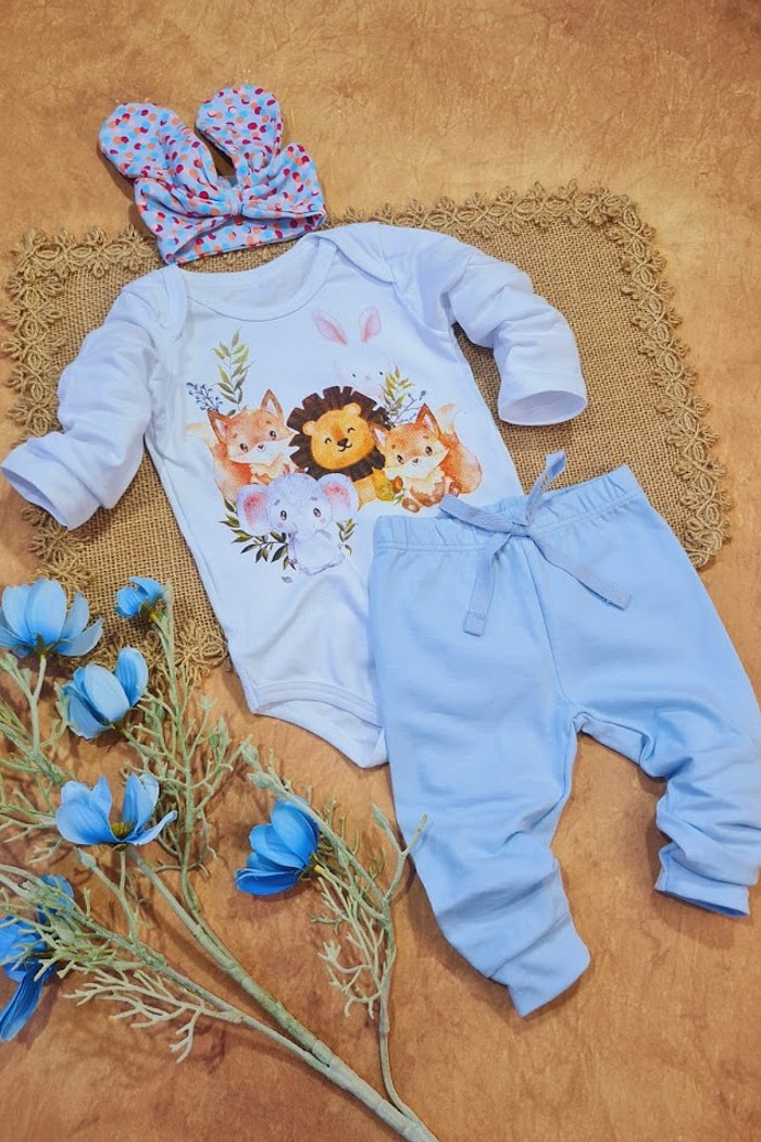 Body Branco Safari + Calça Azul Bebê + Laço