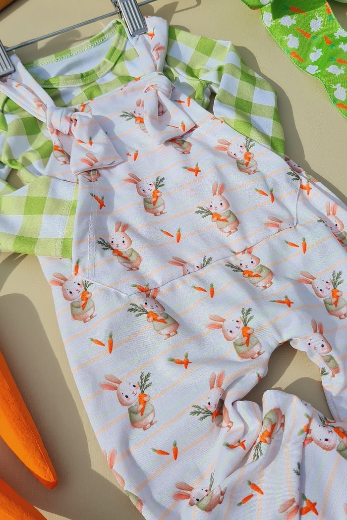 Camiseta Xadrez Verde + Jardineira Estampada