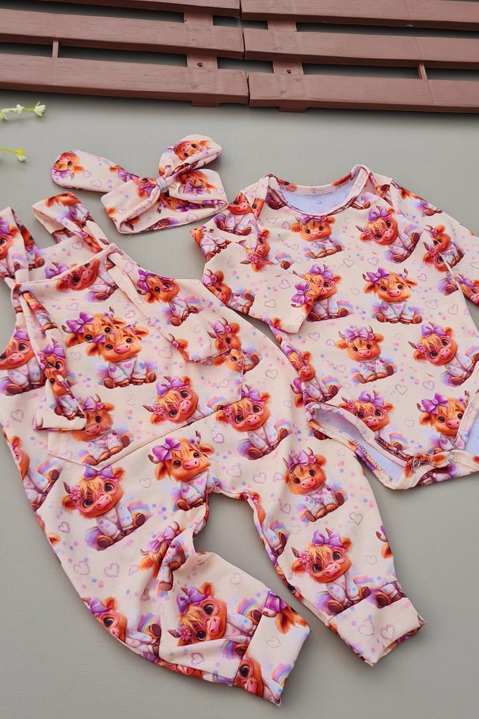 Jardineira + Blusa/ Body + Laço todo estampado