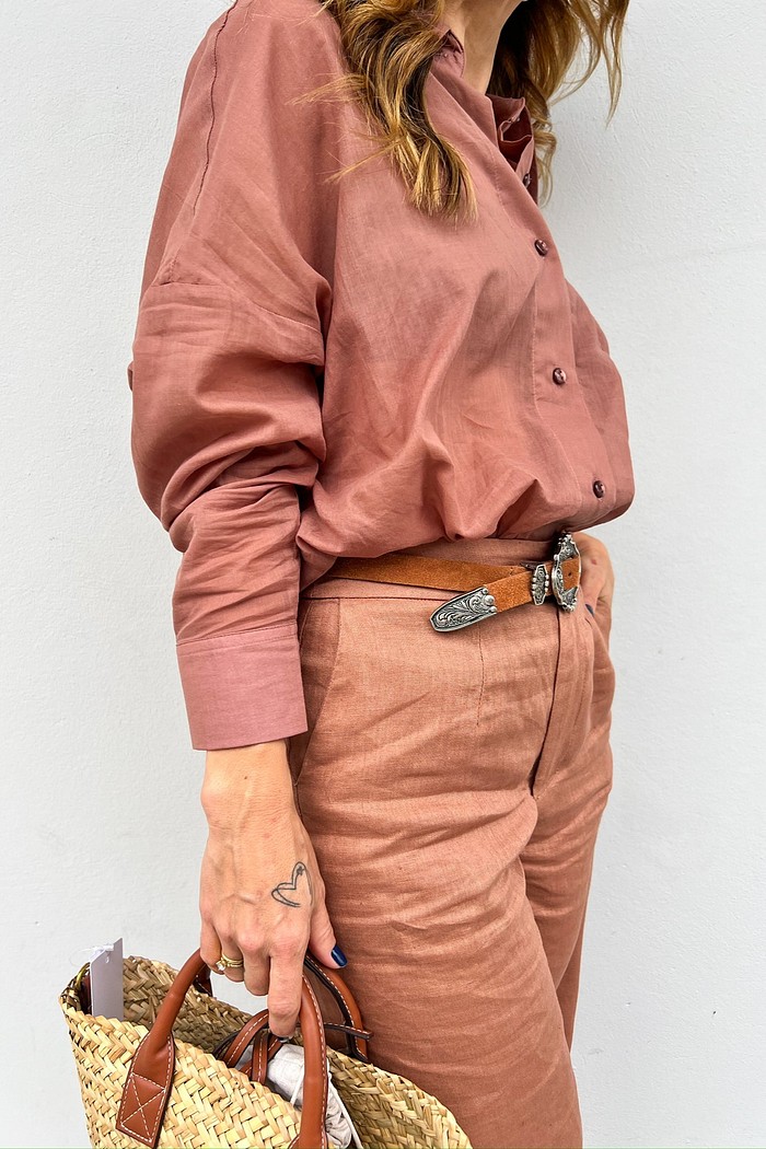 Maxi camisa marrom feminina em algodão leve com botões frontais maxi camisa marrom, camisa feminina algodão, camisa marrom feminina, camisa social feminina marrom, camisa feminina confortável, camisa alongada feminina, camisa leve para trabalho, camisa feminina casual elegante, camisa marrom com botões, camisa maxi ve
