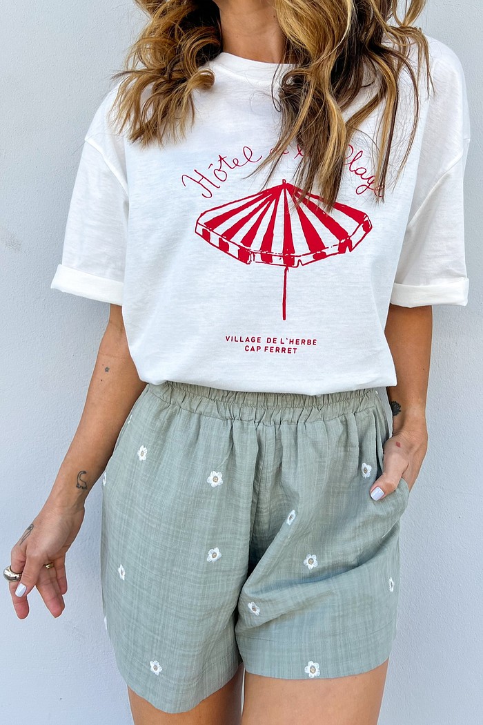 Camiseta branca oversized feminina estampa Hôtel de la Plage camiseta branca oversized, camiseta feminina com estampa, camiseta francesa feminina, camiseta casual de verão, camiseta gráfica branca, camiseta urbana feminina, camiseta estilosa feminina, camiseta despojada, moda retrô feminina, look streetwear casual