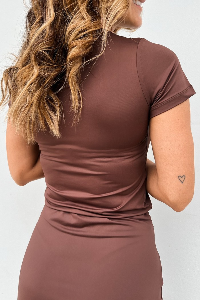 Blusa Básica que Modela o Corpo sem Apertar Vista de costas da Blusa Fit Eleonora, mostrando como a peça se ajusta e modela a silhueta de forma confortável.