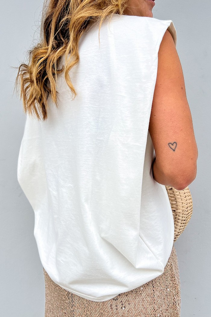 Modelagem Oversized Confortável - Regata Machão Off White Minimoni  Regata Machão Off White Caimento Traseiro Solto - Minimoni
