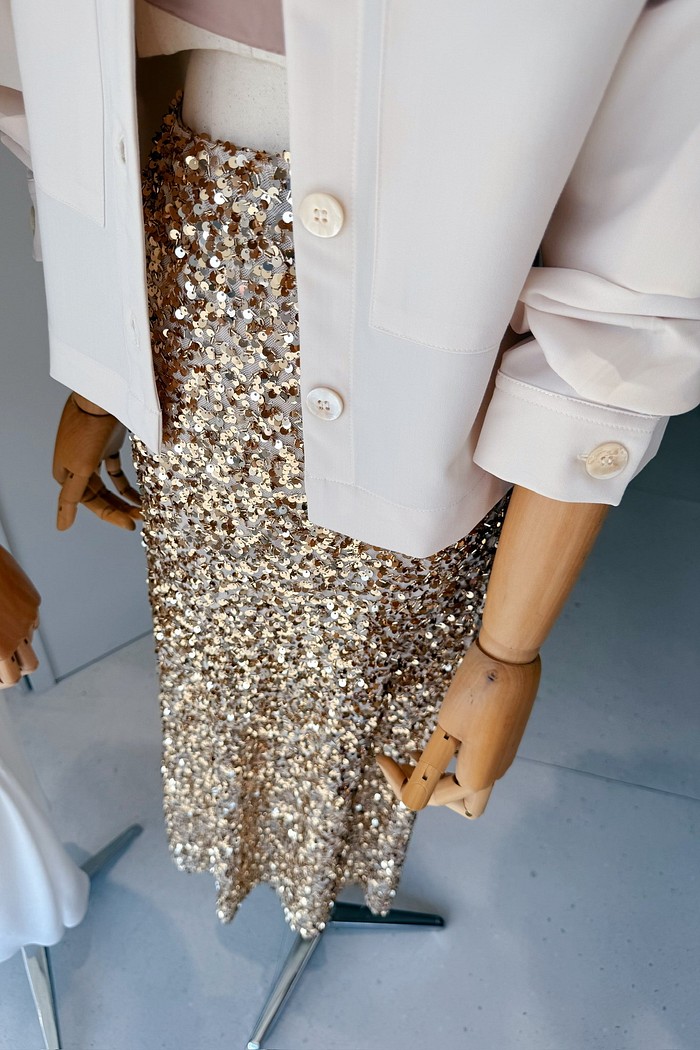 Saia midi paetê dourada Martini, detalhe paetês refletindo luz, caimento estruturado – Minimoni