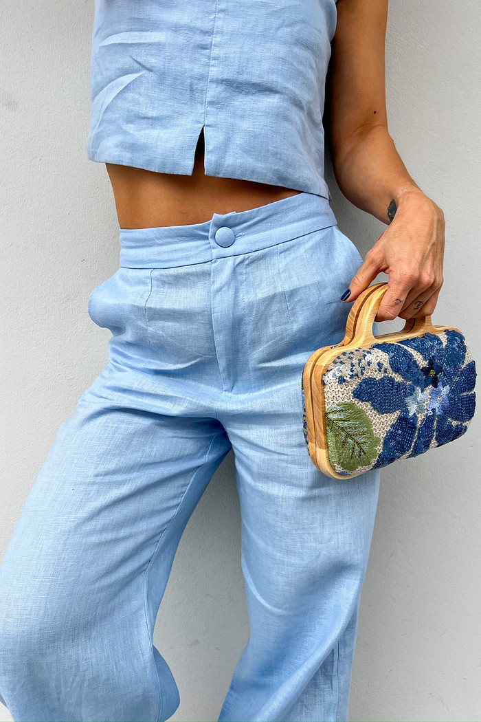 Calça azul clara de linho feminina com botão forrado calça de linho azul, calça feminina cintura alta, calça azul clara, calça elegante feminina, calça com botão forrado, calça de linho verão, moda minimalista feminina, calça alfaiataria azul, look sofisticado feminino, calça azul moda casual