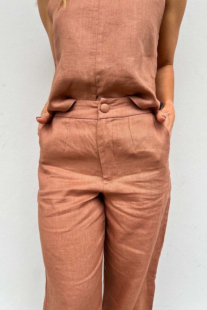 Calça feminina alfaiataria terracota em linho cintura alta calça feminina linho, calça alfaiataria terracota, calça cintura alta, calça elegante feminina, calça reta feminina, calça para trabalho, look sofisticado feminino, calça verão