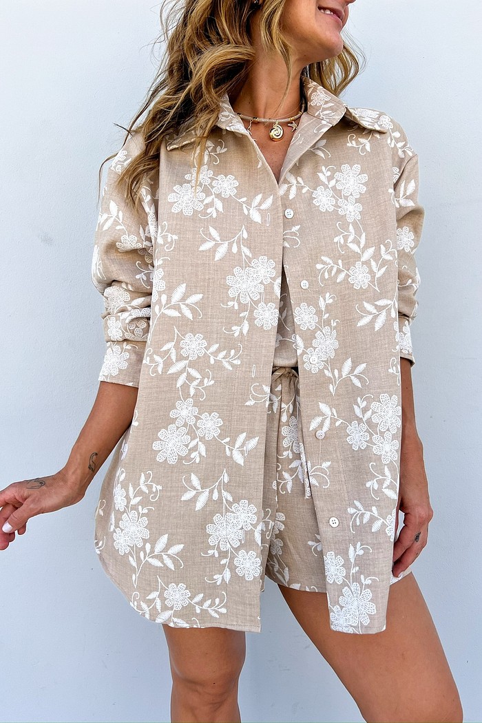 Coordenação Perfeita com o Conjunto – Maxi Camisa Sabine Minimoni Conjunto Areia Sabine com Maxi Camisa, Shorts e Blusa coordenados, floral off‑white, foco na camisa – Minimoni