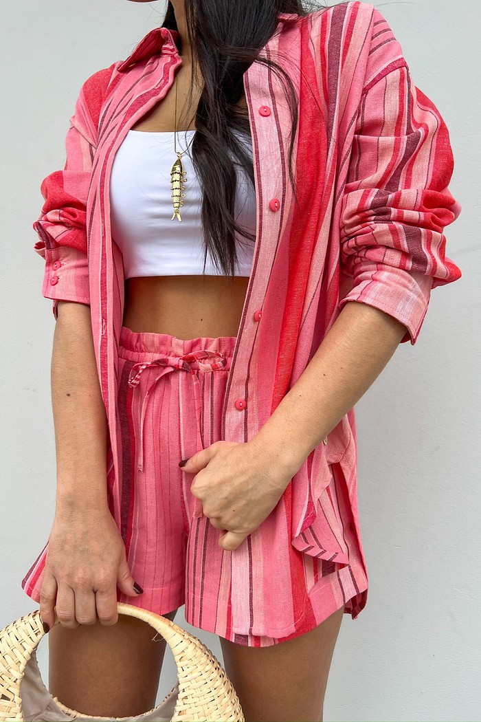 Conjunto Lucy — foco na Maxi Camisa Maxi Camisa de Listras Lucy MiniMoni usada aberta como terceira peça sobre top branco e shorts coordenado — foco na camisa