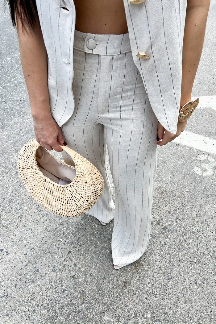 Calça Risca de Giz Nathalie - detalhe do cós  Calça de Alfaiataria Risca de Giz Nathalie MiniMoni, detalhe do cós fino com botão forrado no mesmo tecido e bragueta frontal