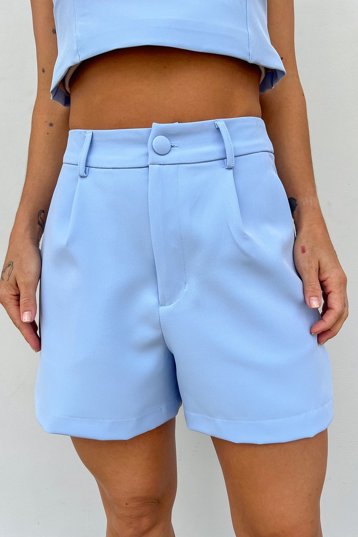 Bermuda alfaiataria azul céu Anne, frente completa com cós alto, presilhas cinto – Minimoni