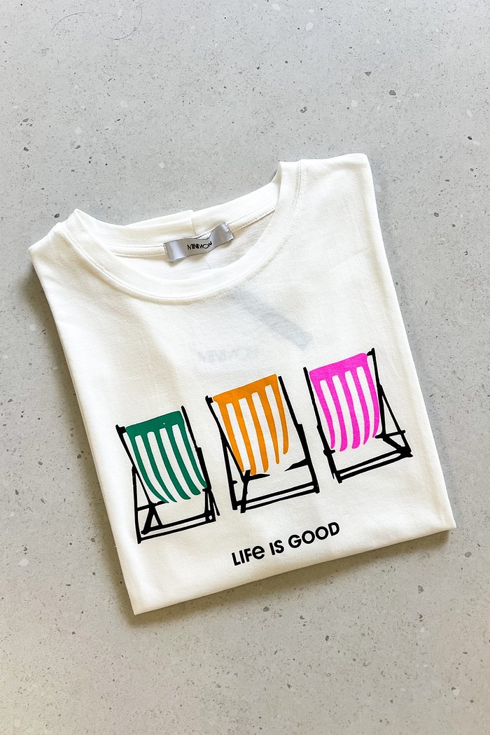 Camiseta branca estampa Life is Good feminina casual camiseta branca feminina, camiseta estampa escrita, camiseta life is good, camiseta casual feminina, camiseta com frase, camiseta divertida feminina, camiseta com estampa gráfica, look casual feminino, camiseta oversized, moda streetwear feminina, camiset
