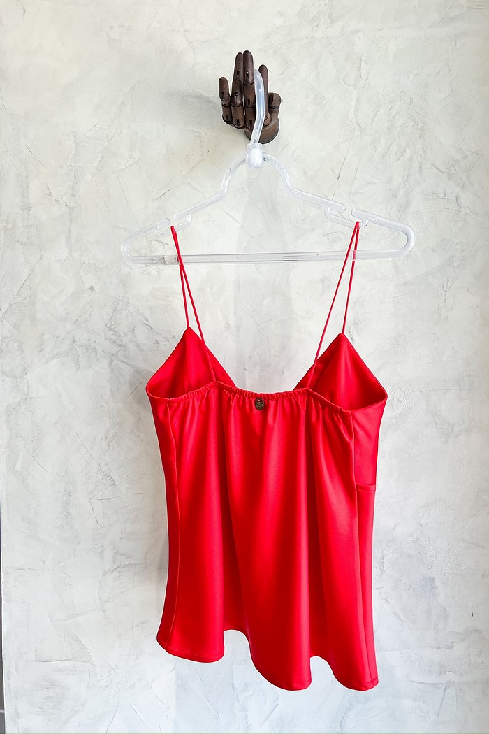 Blusa bustiê vermelha Satin, detalhe decote taça, alças finas, caimento estruturado – Minimoni