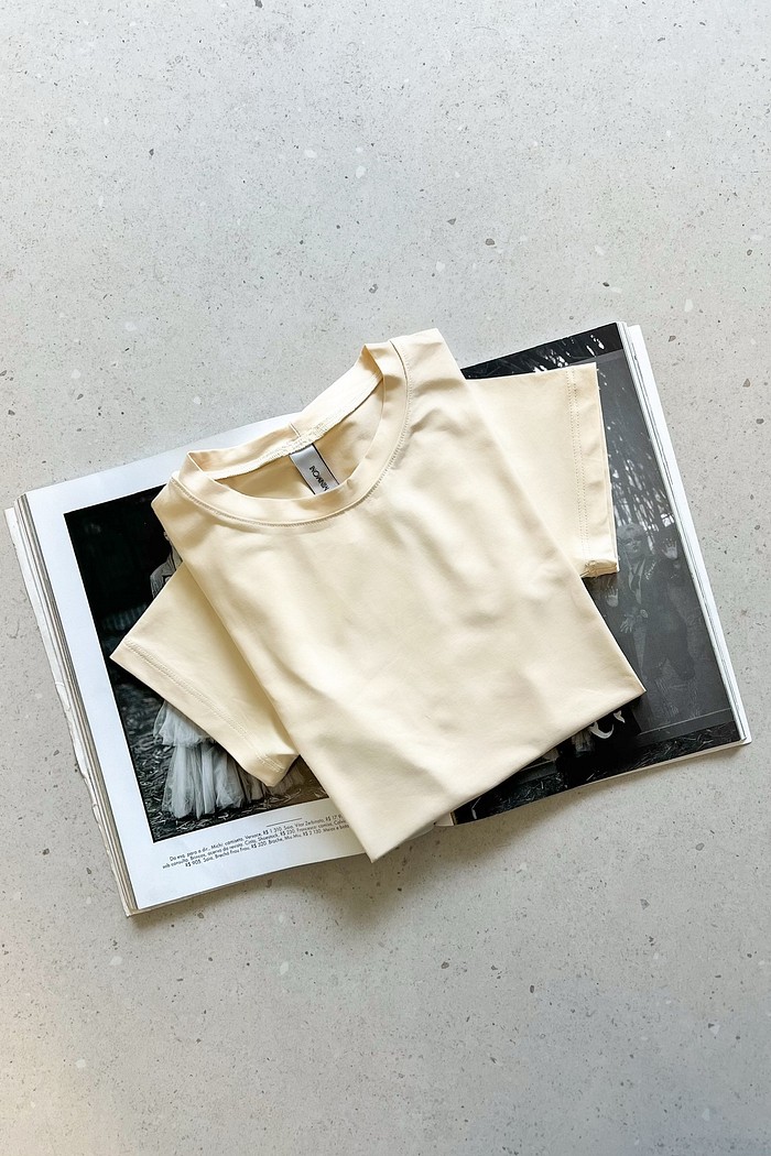 Camiseta Fit Eleonora Baunilha, caimento - MiniMoni fluido