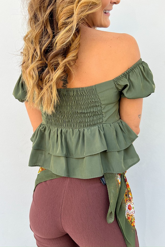Blusa verde com babados – estilo ombro a ombro feminino. Blusa verde ombro a ombro com babados e elástico no dorso, modelo feminino moderno e romântico.