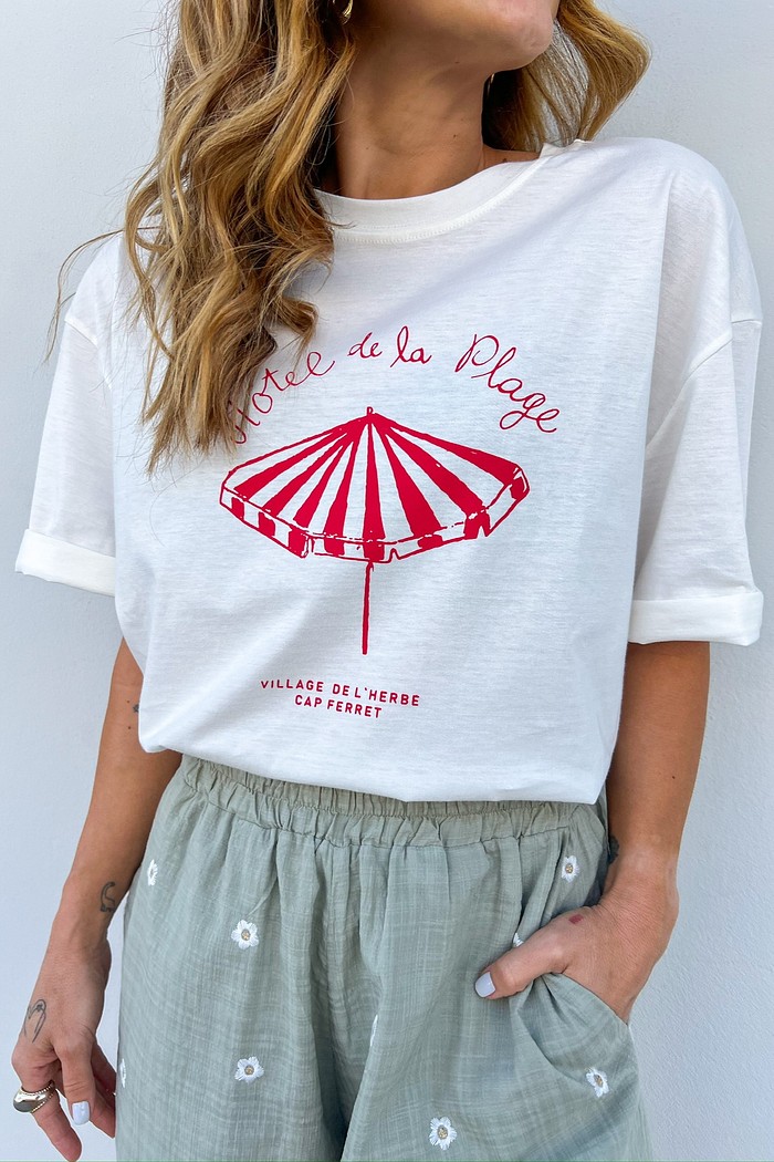 Camiseta branca feminina estampa vermelha Hôtel de la Plage camiseta branca feminina, camiseta estampa vermelha, camiseta escrita francesa, camiseta oversized feminina, camiseta casual de verão, camiseta gráfica feminina, camiseta retrô feminina, camiseta streetwear feminina, camiseta despojada feminina, look prai