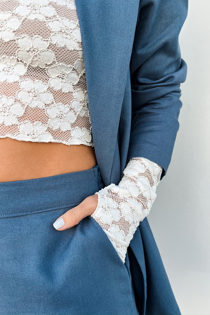 Blazer azul feminino casual com botão forrado blazer azul feminino, blazer com bolso azul, blazer casual moderno, blazer feminino alfaiataria, blazer azul elegante, blazer leve feminino, blazer azul para look de trabalho, blazer minimalista casual, blazer feminino social, moda feminina azul