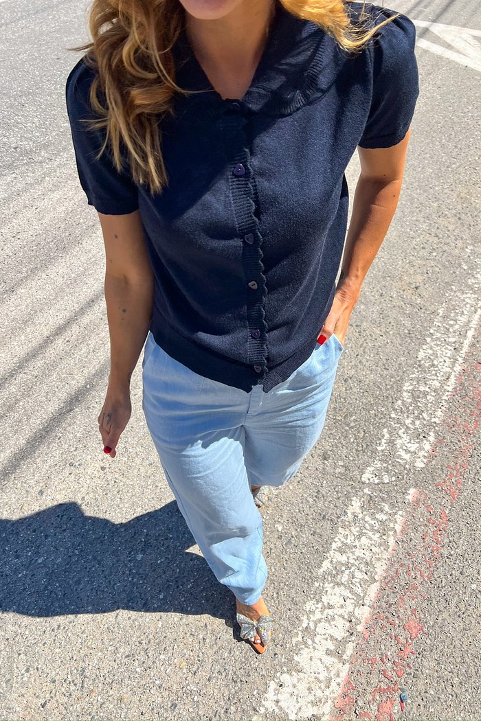 Blusa Elegante com Gola Colegial Arredondada Detalhe da gola arredondada estilo colegial da Blusa Margot, evidenciando o design clássico e elegante da peça.