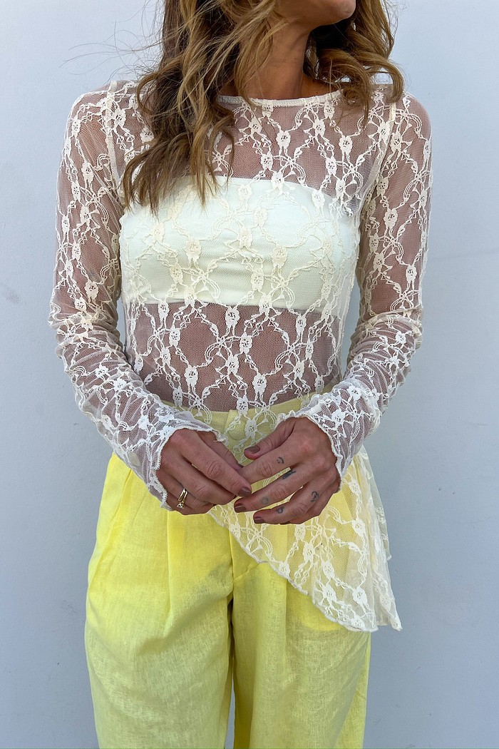 Top Faixa Feminino para Usar com Blusa de Transparência Top Faixa Lola usado sob blusa de renda creme, criando visual elegante.