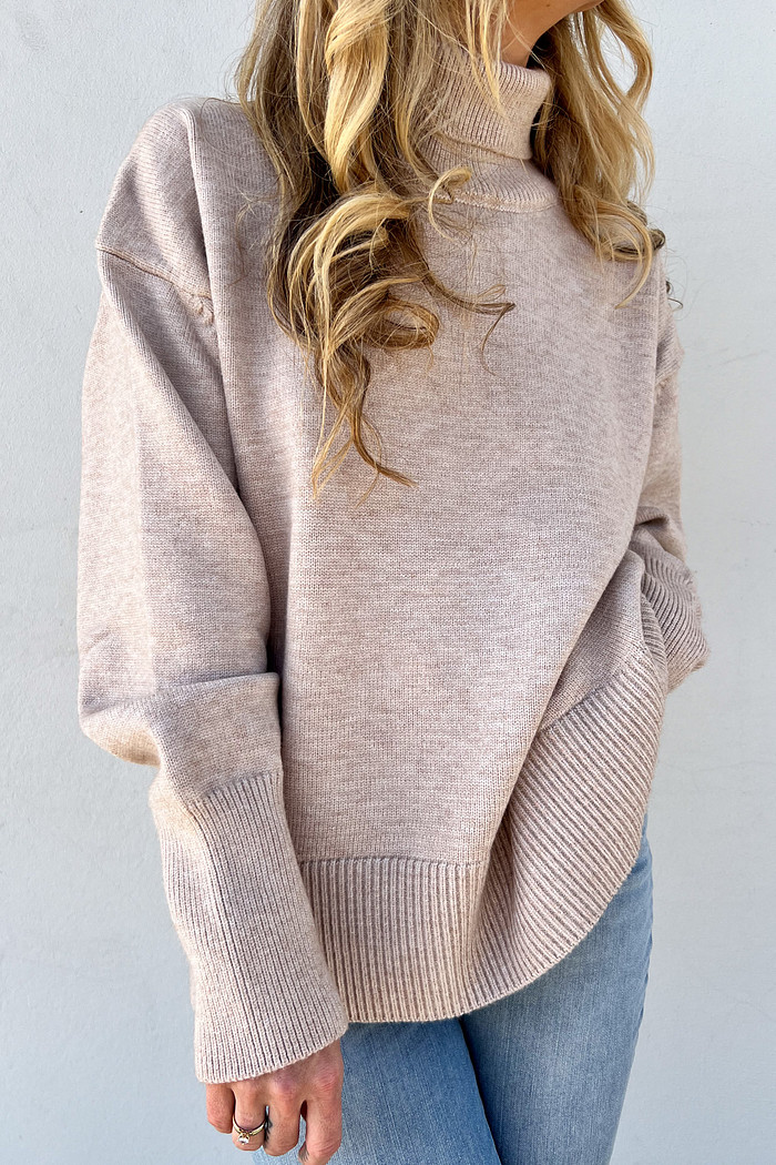 modelo usando tricô com gola alta na cor bege 