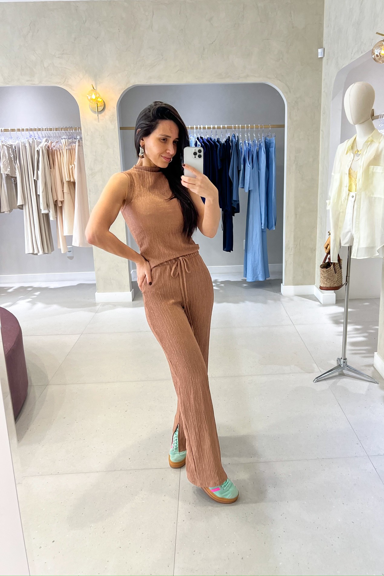 Look coordenado e confortável — Conjunto Phillipa marrom mousse Minimoni Conjunto Phillipa marrom mousse, vista frontal, blusa regata e calça boxer com cós elástico – Minimoni