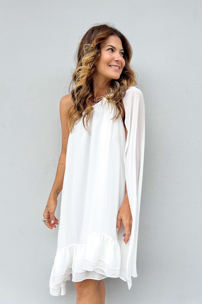Vestido branco ombro a ombro feminino elegante sofisticado — Vestido Cléo Minimoni Vestido branco broche Cléo, frente completa ombro a ombro, manga solta assimétrica – Minimoni
