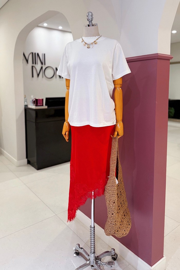 Saia Satin vermelha, detalhe barra assimétrica renda delicada, cetim brilho – Minimoni