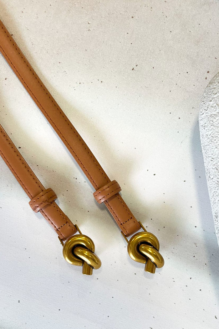 Cinto Slim de Couro Caramelo Fivela Dourada - Mini Moni