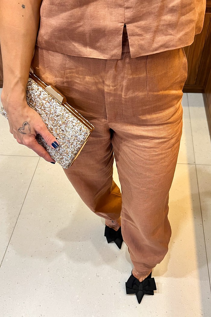 Calça feminina de linho terracota reta casual chic calça linho feminina, calça reta terracota, calça feminina casual chic, calça alfaiataria leve, calça verão feminina, look elegante confortável, moda feminina minimalista