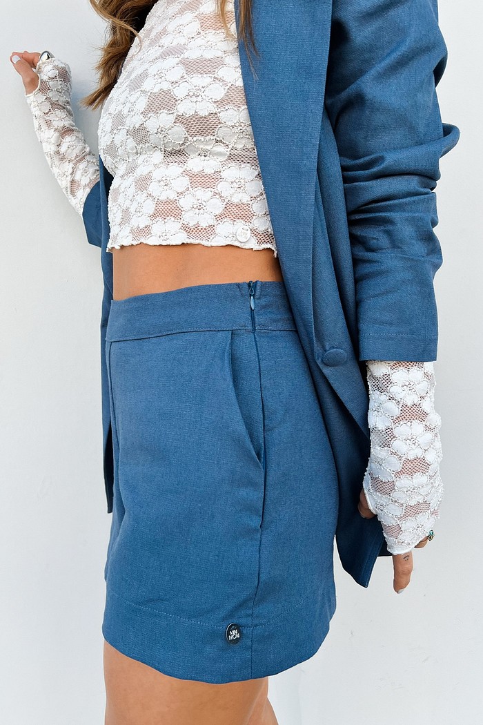 Shorts Feminino de Linho Azul com Cintura Alta Look completo com o Shorts de Alfaiataria Azul Sylvie e o Maxi Blazer da mesma linha da MiniMoni.