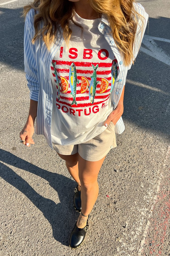 Camisa listrada azul sobre camiseta estampada Lisboa feminina camisa listrada azul feminina, camisa sobreposição feminina, camisa casual verão, camisa com listras verticais, look com sobreposição, camisa leve feminina, camisa estilo streetwear, camisa manga longa, moda casual feminina, outfit urbano