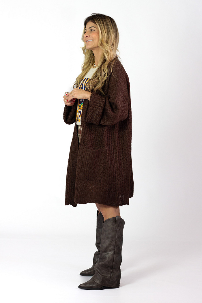 modelo de lado usando maxi casaco de lã marrom