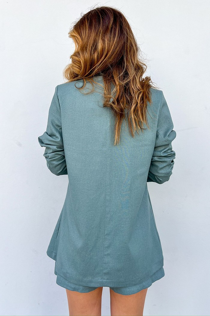 Maxi blazer verde feminino leve com ombreiras – MiniMoni Maxi blazer verde feminino MiniMoni em linho e viscose, leve, sem forro, com ombreiras e botão frontal, ideal para trabalho e ocasiões casuais.