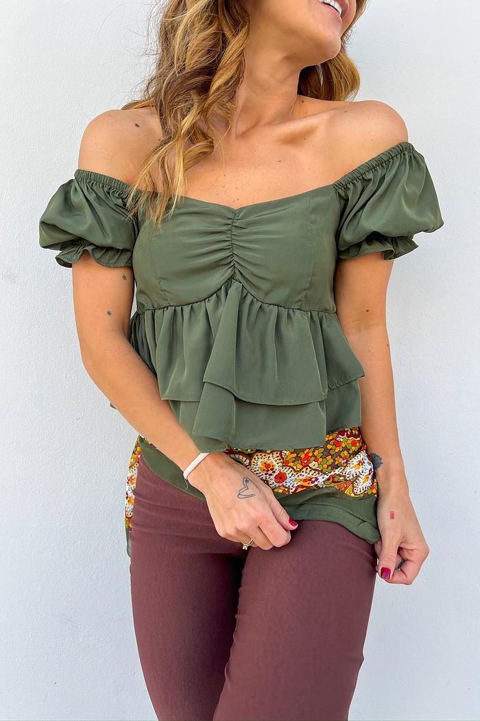 Blusa verde com mangas bufantes e babados. Blusa verde ombro a ombro com mangas bufantes e babados em camadas, look feminino elegante e descontraído.