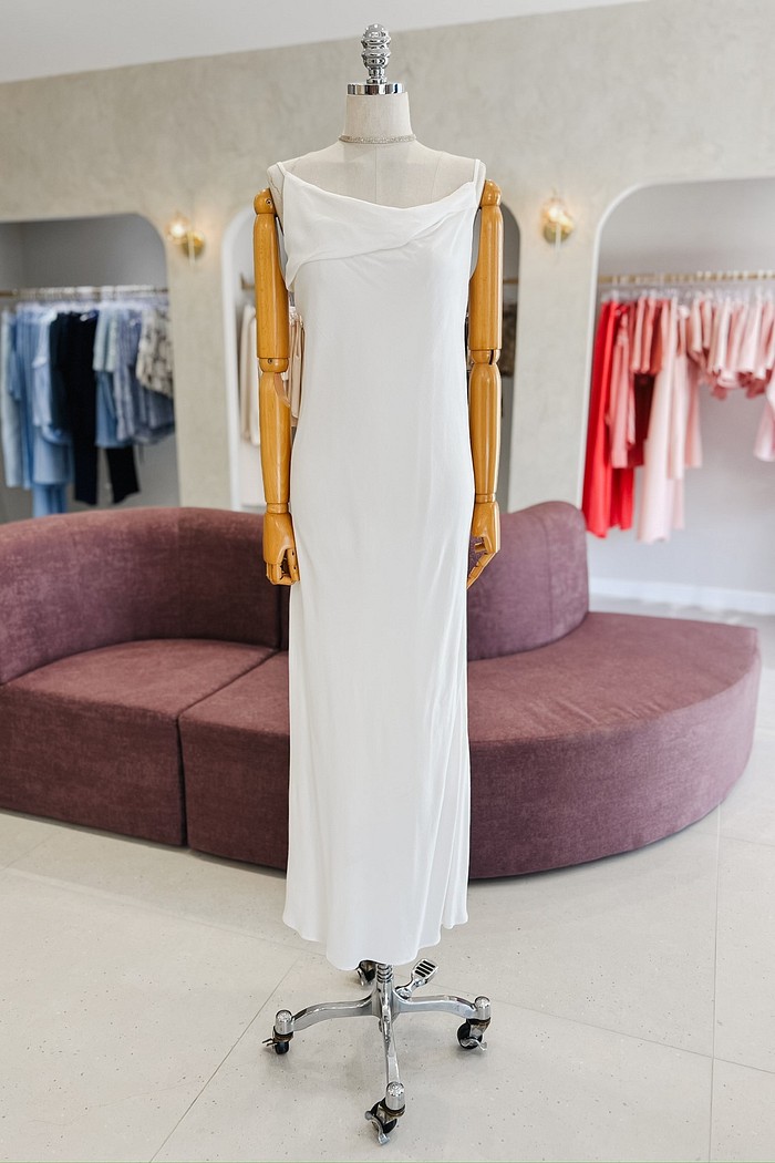 Feminilidade Sofisticada - Vestido Longo Noel Branco Minimoni Vestido Longo Noel Branco Feminino Elegância Sofisticada Sereia - Minimoni