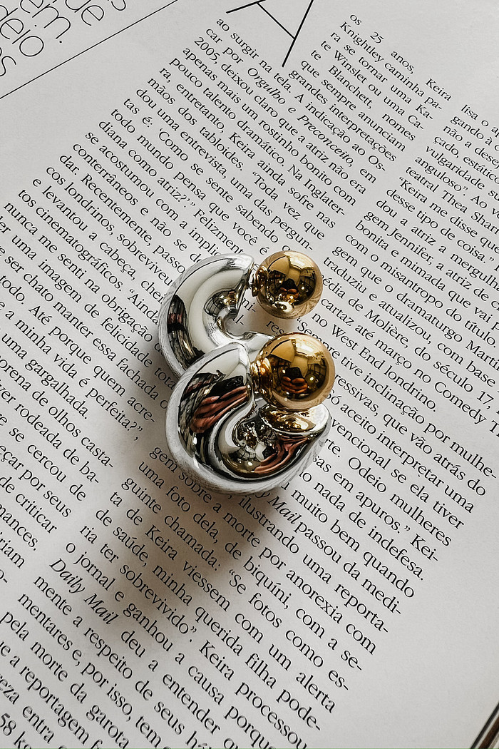 Brinco Argola com Bola Prata com Dourado - Mini Moni