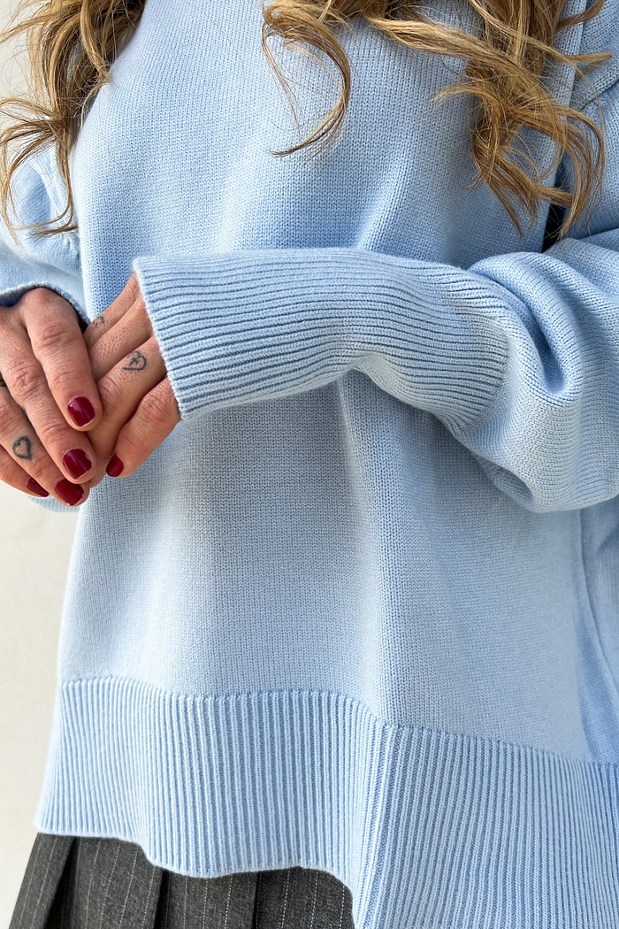 tricô largo com manga comprida e gola alta da cor azul báltico 