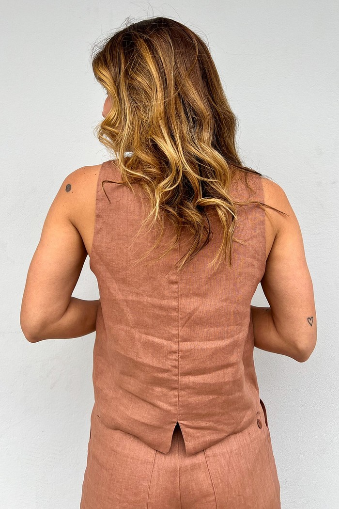 Regata de Linho Elegante com Forro Interno Vista de costas da Blusa de Linho Camille, com foco no fechamento com botão delicado na nuca e no acabamento refinado da peça.