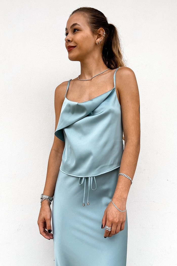 Blusa de Alça de Cetim Assimétrica Clara Azul Céu- Mini Moni