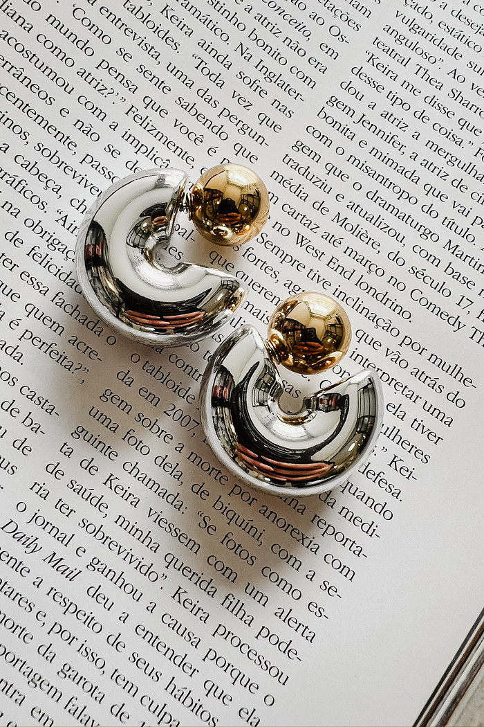 Brinco Argola com Bola Prata com Dourado - Mini Moni