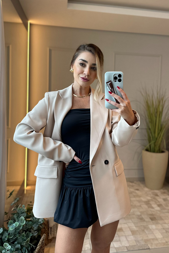 modelo usando vestido balone preto com blazer na cor bege