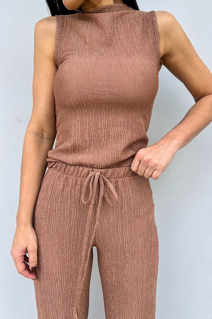 Ajuste preciso na cintura — Calça Phillipa com cordinha funcional Minimoni Calça do Conjunto Phillipa marrom mousse, cós elástico 360° e cordinha funcional em detalhe – Minimoni