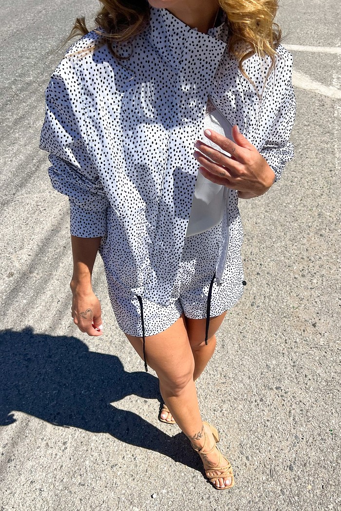 Zíper Prático e Visual Leve – Jaqueta Bomber Poá Branco Minimoni  Jaqueta Bomber Poá Branco zíper destacável vista frontal, punhos estilo camisa botão preto, barra com cordão – Minimoni