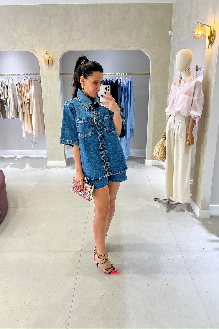 Shorts Jeans Dark Bia — look coordenado Look com Shorts Jeans Dark Bia MiniMoni e Camisa Jeans Bia coordenada, denim escuro — foco no shorts