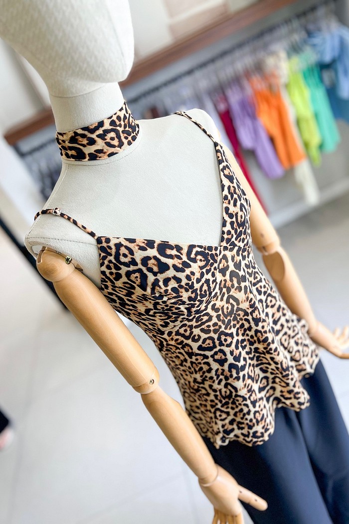 Blusa decote taça leopardo, detalhe padrão animal print, caimento estruturado – Minimoni