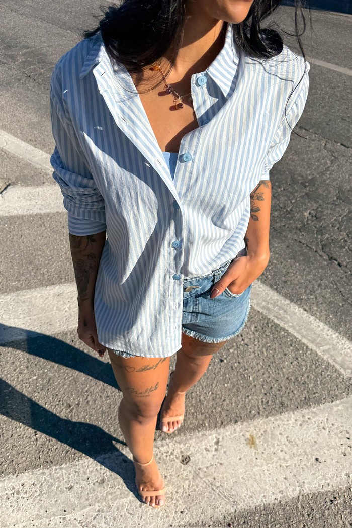 Camisa feminina azul listrada: a peça oversized perfeita para o verão camisa feminina, camisa azul, listrada, oversized, manga longa, look de verão, moda casual, street style, short jeans, peça versátil