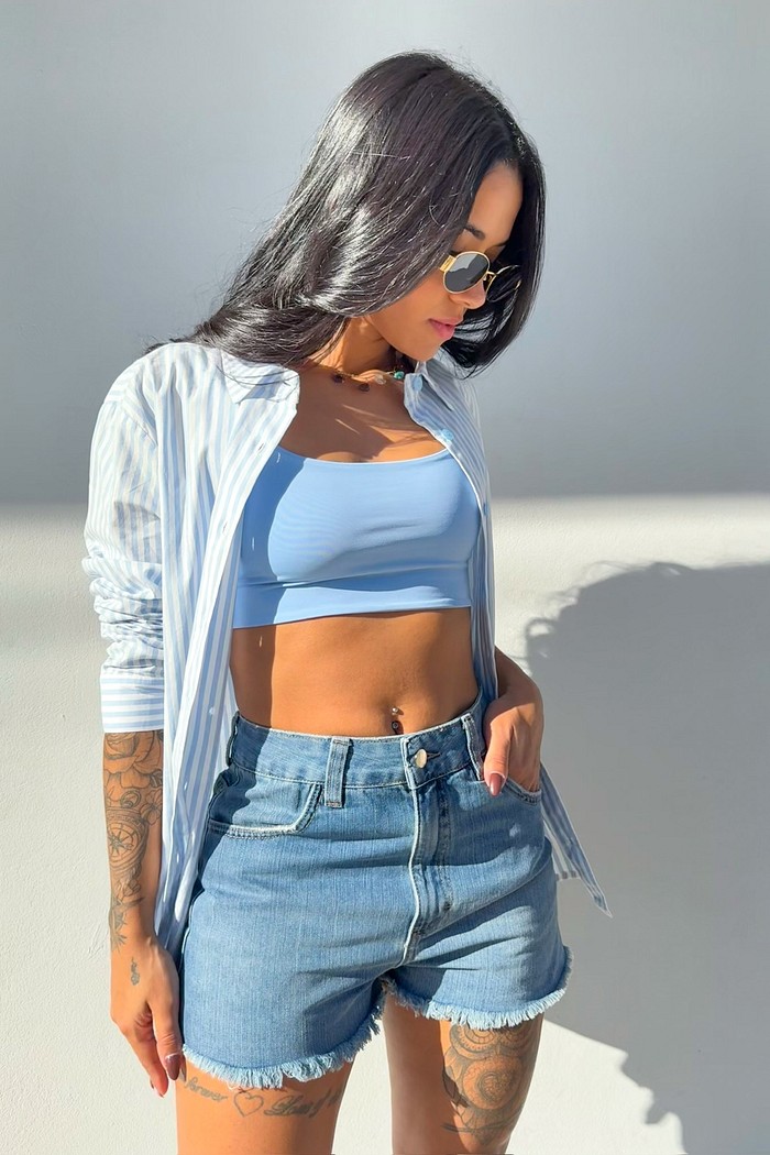 Camisa manga longa listrada azul e short jeans: o outfit casual que você precisa camisa manga longa, camisa listrada, camisa azul, short jeans, outfit casual, moda feminina, street style, estilo despojado, look verão, roupa versátil