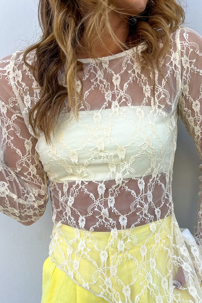 Top Faixa Tomara que Caia Amarelo Manteiga MiniMoni Modelo vestindo o Top Faixa Lola Amarelo Manteiga MiniMoni no estilo tomara que caia.